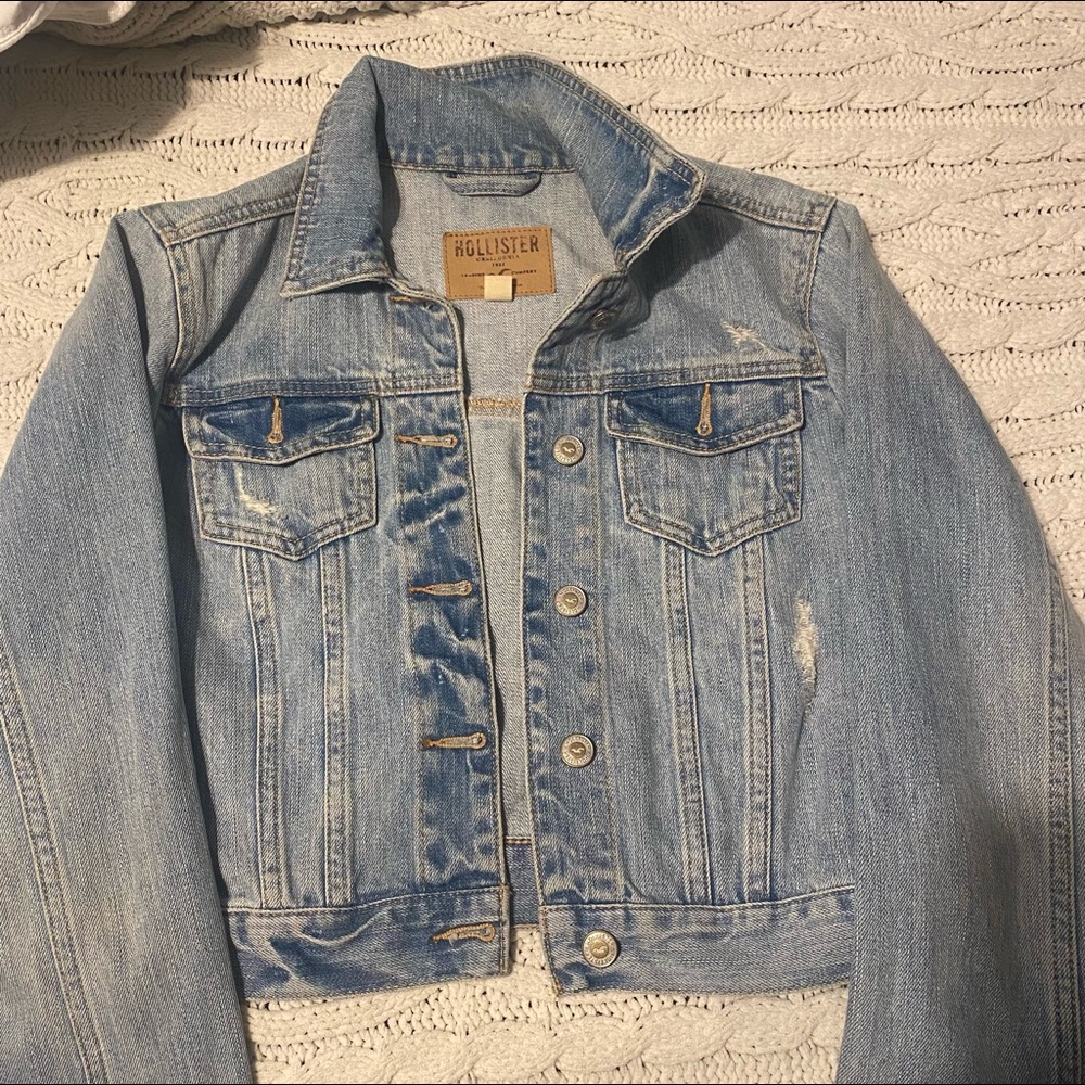 Holister : crop Jean jacket size medium